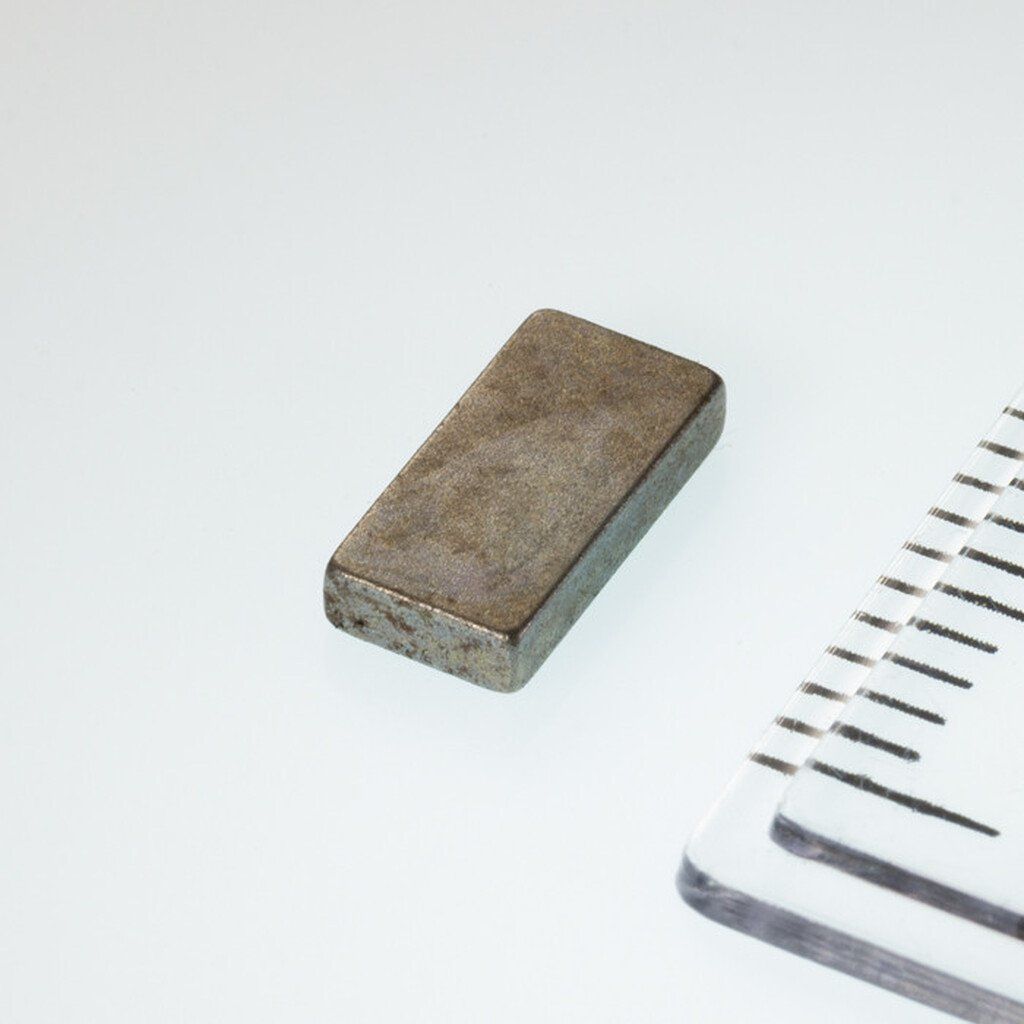 Imán de neodimio prismático de 8x4x1,6 mm para trabajar con objetos metálicos